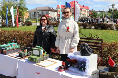 «Паровоз Победы» и лица героев: как в Нурлате отметили 9 Мая на центральной площади