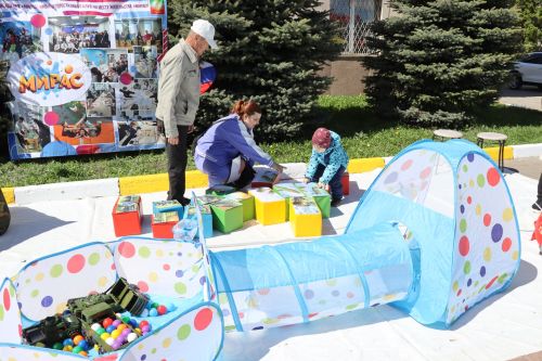 «Паровоз Победы» и лица героев: как в Нурлате отметили 9 Мая на центральной площади