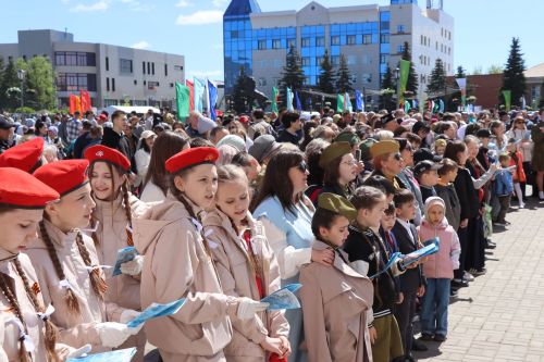 «Народный хор Победы» в Нурлате: сотни голосов исполнили главные песни весны 1945 года