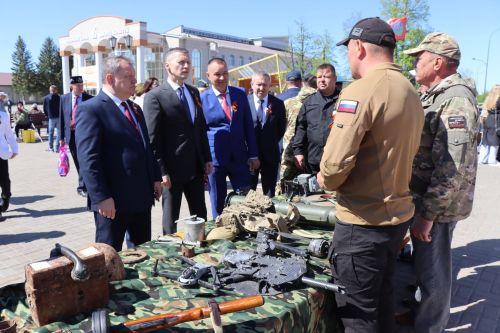 «Паровоз Победы» и лица героев: как в Нурлате отметили 9 Мая на центральной площади