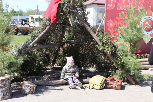 «Паровоз Победы» и лица героев: как в Нурлате отметили 9 Мая на центральной площади