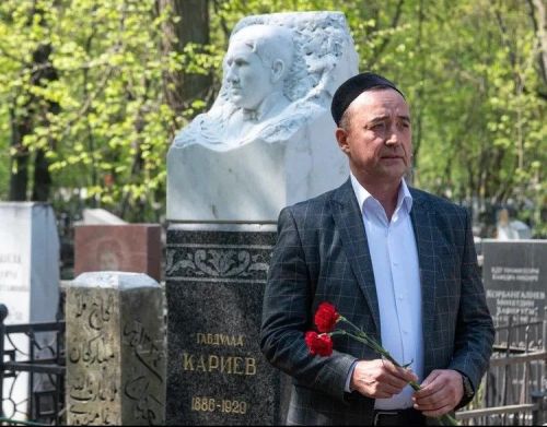 Нурлатцы возложили цветы к могиле Габдуллы Кариева в день его 140-летия