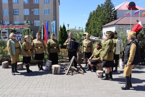 «Паровоз Победы» и лица героев: как в Нурлате отметили 9 Мая на центральной площади