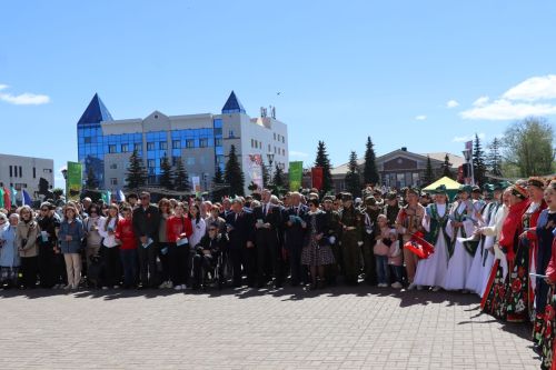 «Народный хор Победы» в Нурлате: сотни голосов исполнили главные песни весны 1945 года