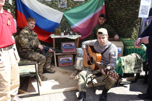 «Паровоз Победы» и лица героев: как в Нурлате отметили 9 Мая на центральной площади