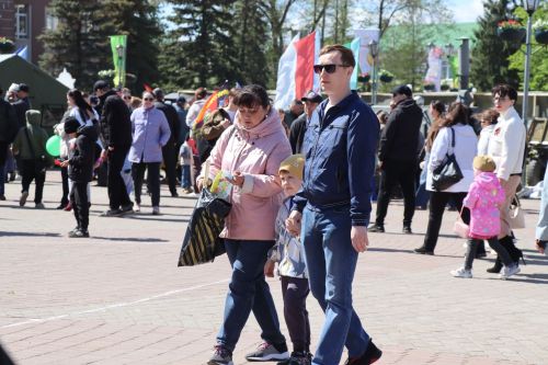«Паровоз Победы» и лица героев: как в Нурлате отметили 9 Мая на центральной площади