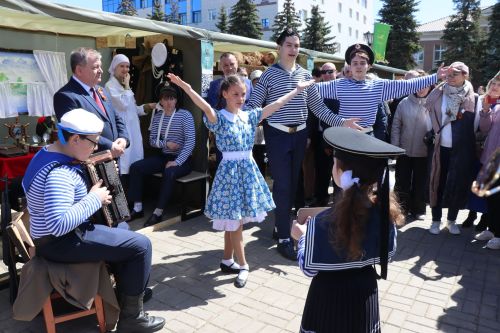 «Паровоз Победы» и лица героев: как в Нурлате отметили 9 Мая на центральной площади