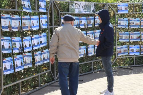 «Паровоз Победы» и лица героев: как в Нурлате отметили 9 Мая на центральной площади
