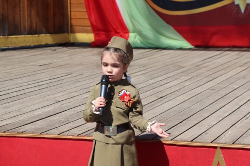 «Паровоз Победы» и лица героев: как в Нурлате отметили 9 Мая на центральной площади