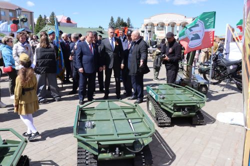 «Паровоз Победы» и лица героев: как в Нурлате отметили 9 Мая на центральной площади