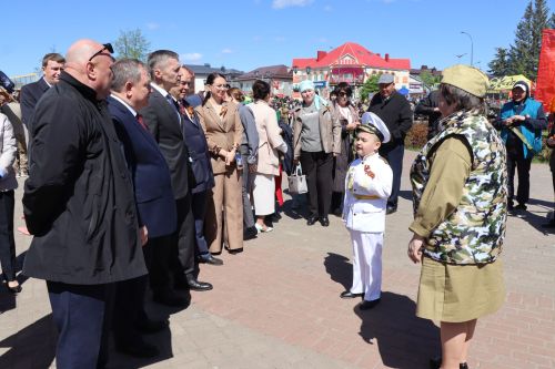 «Паровоз Победы» и лица героев: как в Нурлате отметили 9 Мая на центральной площади