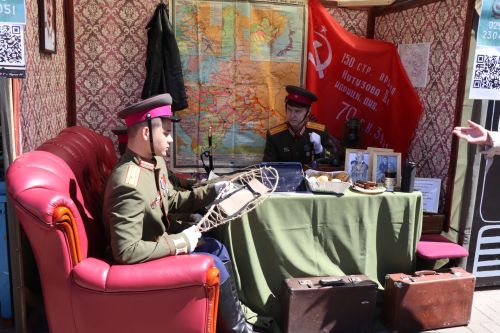 «Паровоз Победы» и лица героев: как в Нурлате отметили 9 Мая на центральной площади