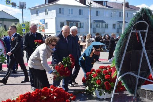 В День Победы нурлатцы возложили цветы к памятнику воину-освободителю