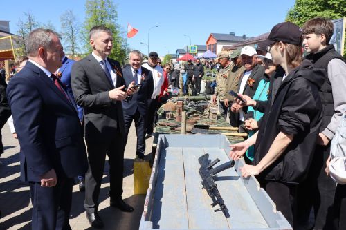 «Паровоз Победы» и лица героев: как в Нурлате отметили 9 Мая на центральной площади