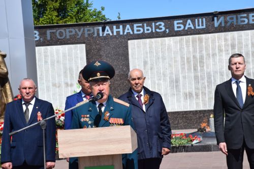 В Нурлате прошел Парад Победы: подвигу героев и память, и слава