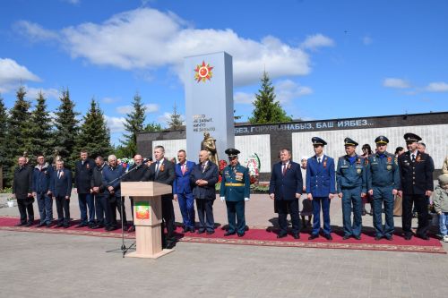 В Нурлате прошел Парад Победы: подвигу героев и память, и слава