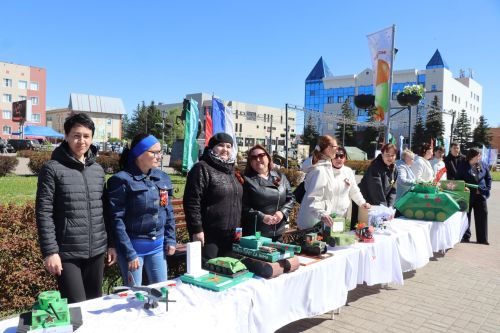 «Паровоз Победы» и лица героев: как в Нурлате отметили 9 Мая на центральной площади