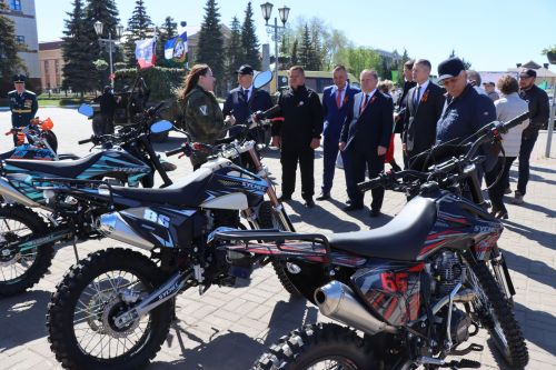 «Паровоз Победы» и лица героев: как в Нурлате отметили 9 Мая на центральной площади