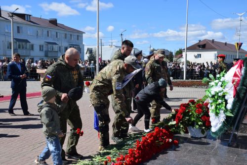 В День Победы нурлатцы возложили цветы к памятнику воину-освободителю