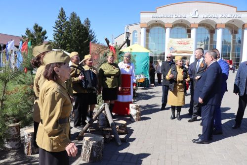 «Паровоз Победы» и лица героев: как в Нурлате отметили 9 Мая на центральной площади