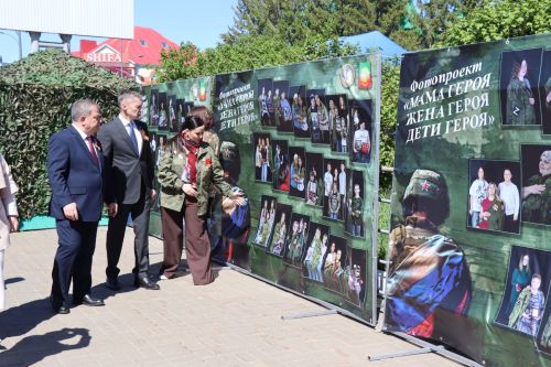 «Паровоз Победы» и лица героев: как в Нурлате отметили 9 Мая на центральной площади