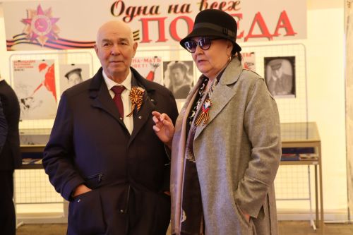 «Паровоз Победы» и лица героев: как в Нурлате отметили 9 Мая на центральной площади