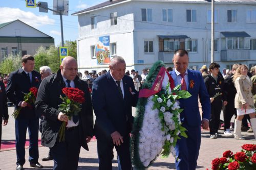 В День Победы нурлатцы возложили цветы к памятнику воину-освободителю
