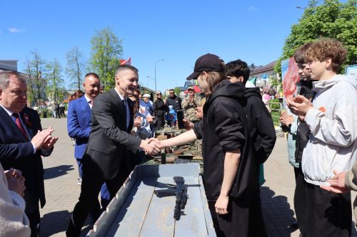 «Паровоз Победы» и лица героев: как в Нурлате отметили 9 Мая на центральной площади