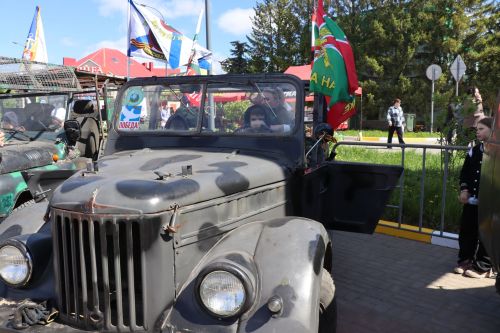 «Паровоз Победы» и лица героев: как в Нурлате отметили 9 Мая на центральной площади