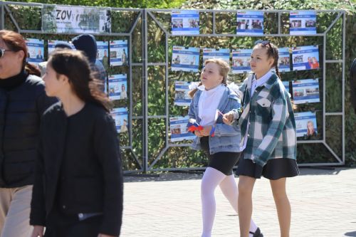 «Паровоз Победы» и лица героев: как в Нурлате отметили 9 Мая на центральной площади