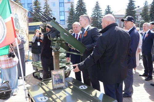 «Паровоз Победы» и лица героев: как в Нурлате отметили 9 Мая на центральной площади