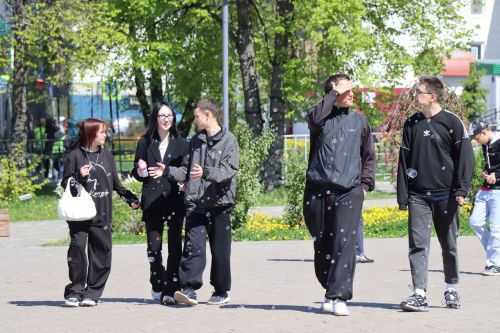 «Паровоз Победы» и лица героев: как в Нурлате отметили 9 Мая на центральной площади