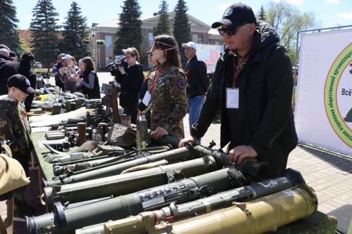 «Паровоз Победы» и лица героев: как в Нурлате отметили 9 Мая на центральной площади