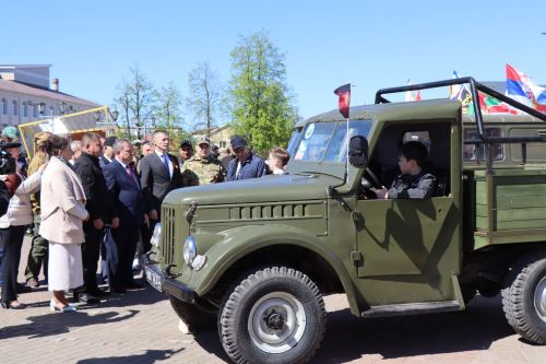 «Паровоз Победы» и лица героев: как в Нурлате отметили 9 Мая на центральной площади
