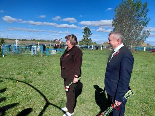 В Тарн-Варне юнармейцы и замглавы Нурлата возложили цветы к стеле в День Победы