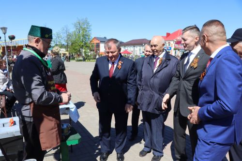 «Паровоз Победы» и лица героев: как в Нурлате отметили 9 Мая на центральной площади