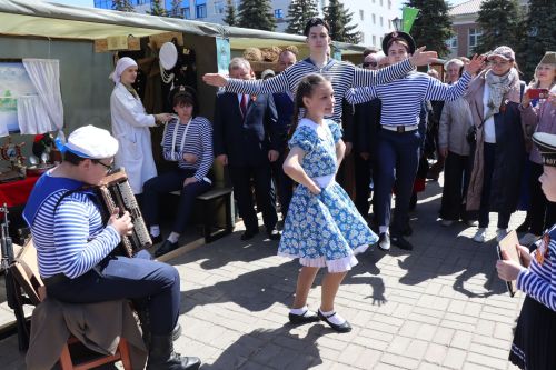 «Паровоз Победы» и лица героев: как в Нурлате отметили 9 Мая на центральной площади