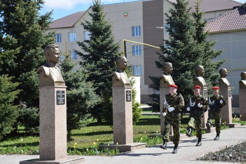 В День Победы нурлатцы возложили цветы к памятнику воину-освободителю