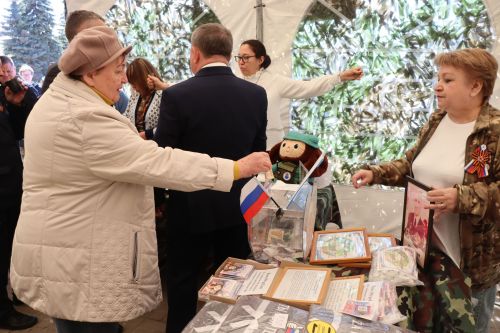 «Паровоз Победы» и лица героев: как в Нурлате отметили 9 Мая на центральной площади