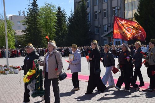 В День Победы нурлатцы возложили цветы к памятнику воину-освободителю