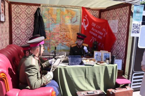 «Паровоз Победы» и лица героев: как в Нурлате отметили 9 Мая на центральной площади