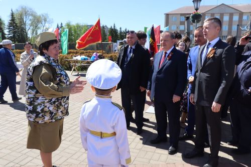 «Паровоз Победы» и лица героев: как в Нурлате отметили 9 Мая на центральной площади