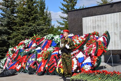 В День Победы нурлатцы возложили цветы к памятнику воину-освободителю