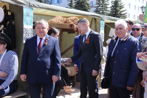 «Паровоз Победы» и лица героев: как в Нурлате отметили 9 Мая на центральной площади