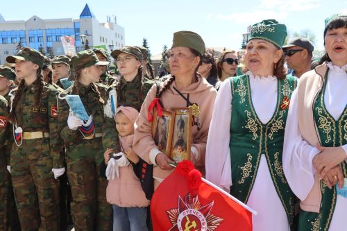 «Народный хор Победы» в Нурлате: сотни голосов исполнили главные песни весны 1945 года