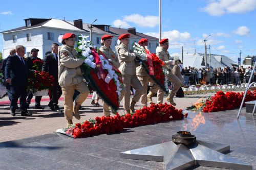 В День Победы нурлатцы возложили цветы к памятнику воину-освободителю