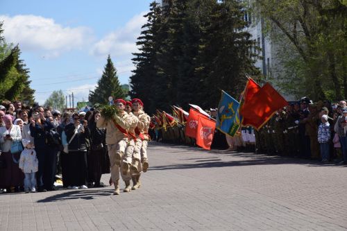 В Нурлате прошел Парад Победы: подвигу героев и память, и слава