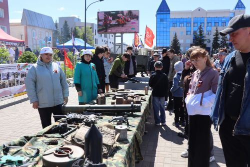 «Паровоз Победы» и лица героев: как в Нурлате отметили 9 Мая на центральной площади
