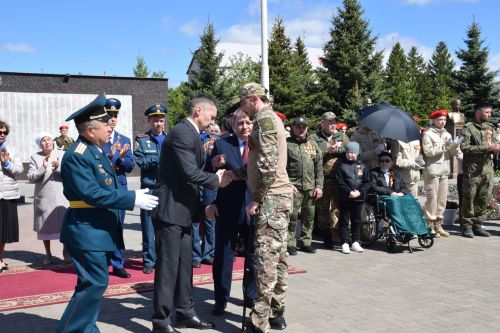 В Нурлате прошел Парад Победы: подвигу героев и память, и слава
