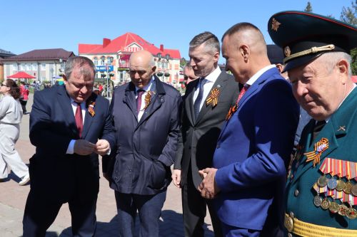 «Паровоз Победы» и лица героев: как в Нурлате отметили 9 Мая на центральной площади